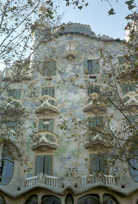 Une immeuble de Gaudi sur le Passeig de Gracia (Barcelone, Espagne, 28 décembre 2001)