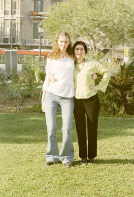 Delphine et Béné sont cool, Place de Catalogne (Barcelone, Espagne, 28 décembre 2001)