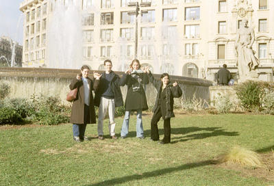 Sophie, PP, Delphine et Béné, Place de Catalogne (Barcelone, Espagne, 28 décembre 2001)