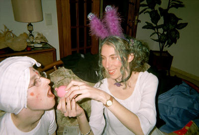 Delphine nourrissant PP des déjections de son cochon (Roses, Espagne, 30 décembre 2001)