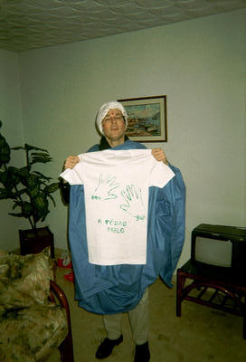PP exposant son t-shirt (Roses, Espagne, 30 décembre 2001)