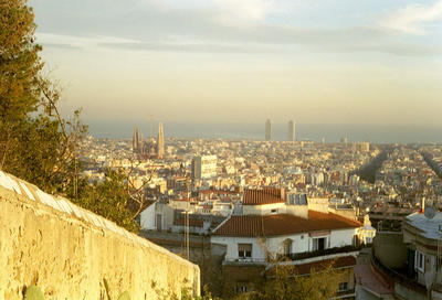 Vue sur Barcelone dans l’ascension vers le Parc de Güell (Barcelone, Espagne, 28 décembre 2001)