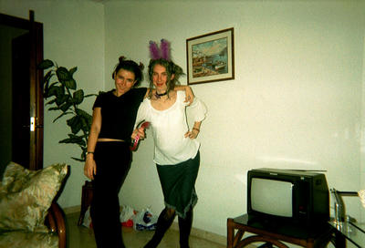 Béné et Delphine, toute tordue (Roses, Espagne, 30 décembre 2001)