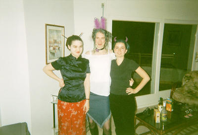 Sophie, Delphine et Béné déguisées (Roses, Espagne, 30 décembre 2001)