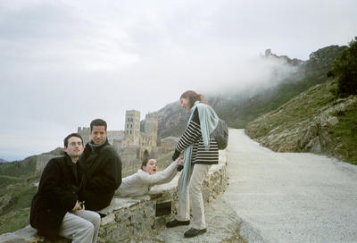PP, Dom, Sophie et Delphine devant le monastère de  San Pere de Rodes (Espagne, 29 décembre 2001)