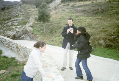 Sophie, PP et Béné devant le monastère de San Pere de Rodes (Espagne, 29 décembre 2001)