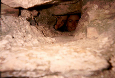 Sophie et Béné dans le monastère de  San Pere de Rodes (Espagne, 29 décembre 2001)