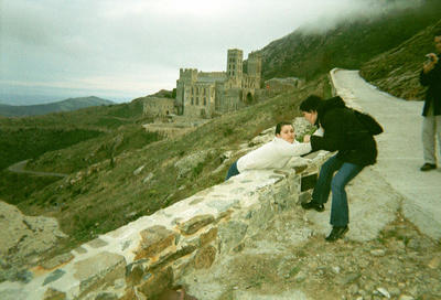 Béné et Sophie devant le monastère de  San Pere de Rodes (Espagne, 29 décembre 2001)