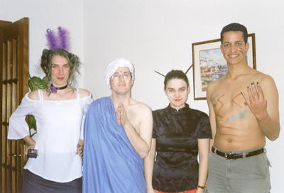 Delphine, PP, Sophie et Dom déguisés (Roses, Espagne, 30 décembre 2001)