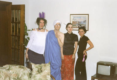 Delphine, PP, Sophie et Béné déguisés (Roses, Espagne, 30 décembre 2001)