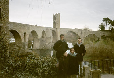 Dom, Sophie, Delphine et PP devant le pont médiéval de Besalu (Catalogne, Espagne, 31 Décembre 2001)