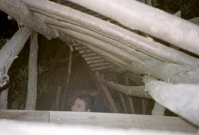 Delphine dans les cabanes d’Argelaguer (Catalogne, Espagne, 31 Décembre 2001)