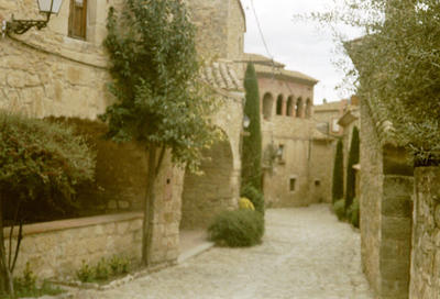 Un village médiéval [@@@] (Catalogne, Espagne, 1er Janvier 2002)