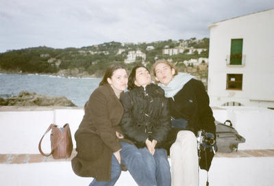 Sophie, Béné et Delphine sur un port de la Costa Brava (Catalogne, Espagne, 1er Janvier 2002)