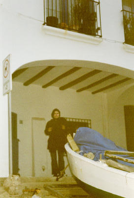 Béné devant une barque de pêcheur sur un port de la Costa Brava (Catalogne, Espagne, 1er Janvier 2002)
