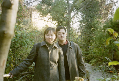 Shoko et Takashi dans le jardin de l’Atelier Cézanne (Aix, 12 Janvier 2002)