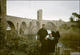Dom, Sophie, Delphine et PP devant le pont médiéval de Besalu (Catalogne, Espagne, 31 Décembre 2001)