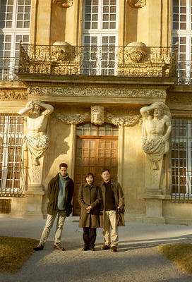 Dom, Shoko et Takashi devant le Pavillon Vendôme (Aix-en-Provence, 12 Janvier 2002)
