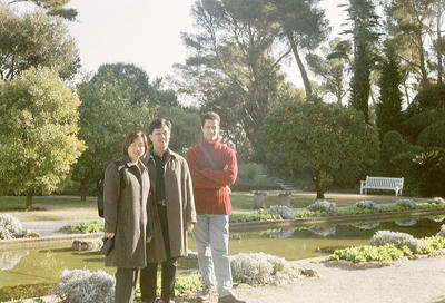 Shoko, Takashi et Dom dans le jardin français de la Villa Ephrussi-Rotschild (Saint-Jean Cap Ferrat, 20 Janvier 2002)