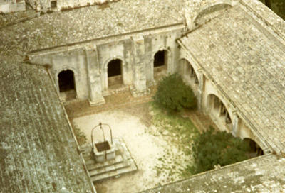 Vue en plongée sur le cloître de l’abbaye de Montmajour (Arles, 27 Janvier 2002)