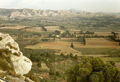 Vue sur la plaine au pied du rocher des Baux (Les Baux, 27 Janvier 2002)