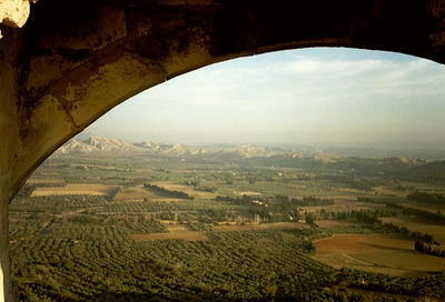 Vue sur la plaine au pied du rocher des Baux (Les Baux, 27 Janvier 2002)