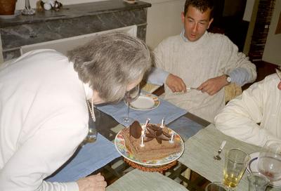 Christiane soufflant ses bougies (Aix-en-Provence, 20 Mars 2002)