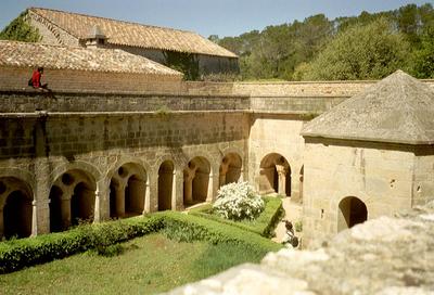 Le cloître de l’abbaye du Thoronet (20 Avril 2002)