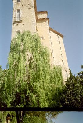 Le château d’Entrecastaux vu de profil (20 Avril 2002)