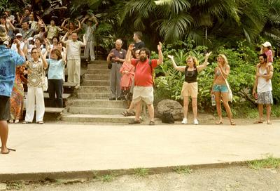 Simon apprenant à danser le Hula, (île d’Oahu, Hawaï, 3 Mai 2002)