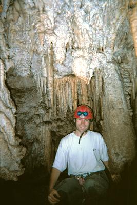 François au milieu de stalactites (Grotte de Trabuc, Anduze, 29 Juin 2002)