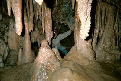 Béné à l’entrée d’une caverne hérissée (Grotte de Trabuc, Anduze, 29 Juin 2002)