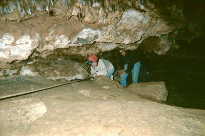 Béné et Dom à la fin d’une ascension glissante (Grotte de Trabuc, Anduze, 29 Juin 2002)