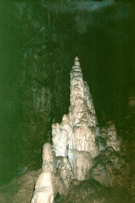 Une stalagmite géante (Grotte de Trabuc, Anduze, 29 Juin 2002)