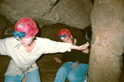 Béné et Dom à la sortie d’un passage bas (Grotte de Trabuc, Anduze, 29 Juin 2002)