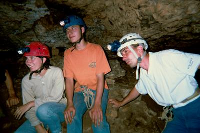 Béné, Marc et Christophe à l’entrée de la grotte (Grotte de Trabuc, Anduze, 29 Juin 2002)