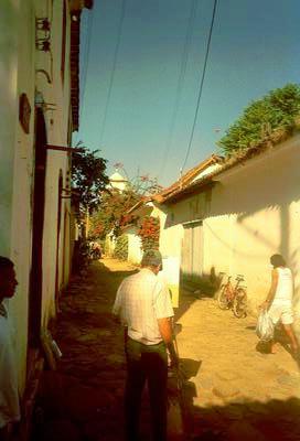 Un peintre dans une rue de Parati (Parati, 23 Juillet 2002)