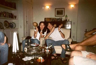 Emi et Julien jouant des maracasses (Rio de Janeiro, 20 Juillet 2002)