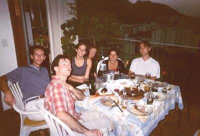 Hugues, Pierre, Fanny, Fanfan, Béné et Julien attablés (Rio de Janeiro, 20 Juillet 2002)