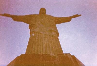 La statue du Christ en contre-plongée, à la tombée de la nuit (Rio de Janeio, 20 Juillet 2002)