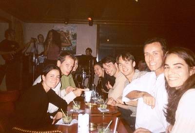 Béné, Olivier, Theresa, Emi, Pierre, Julien, Hugues et Alice au Club de Bossa Nova (Ipanema, Rio de Janeiro, 16 Juillet 2002)