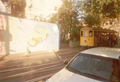 Un bondinho peut en cacher un autre (Santa Teresa, Rio de Janeiro, 16 Juillet 2002)