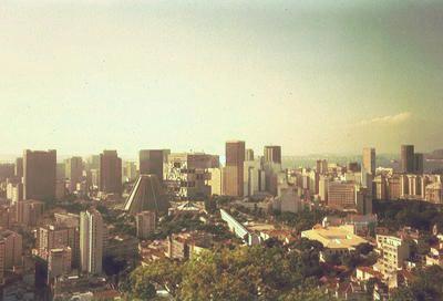 Vue sur le centre ville et la cathédrale depuis Santa Teresa (Rio de Janeiro, 16 Juillet 2002)