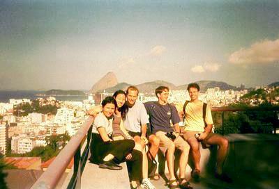 Béné, Emi, Olivier, Julien et Pierre posant devant le pain de sucre depuis Santa Teresa (Rio de Janeiro, 16 Juillet 2002)