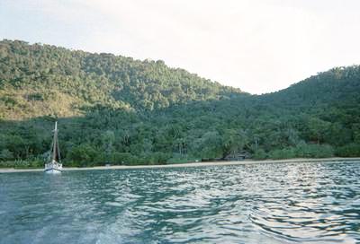Une des plages désservie (Sortie en mer, Baie de Parati, 23 Juillet 2002)
