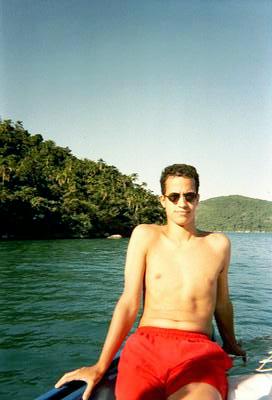 Dom posant à la proue du bateau (Sortie en mer, Baie de Parati, 23 Juillet 2002)