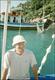 Julien et son «chapeau de français», devant un bateau de pêcheurs (Sortie en mer, Baie de Parati, 23 Juillet 2002)