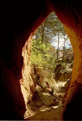 Le tunnel du Colorado Provençal (Rustrel, 9 Juin 2002)