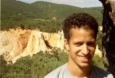 Dom devant les falaises d’ocre (Rustrel, 9 Juin 2002)