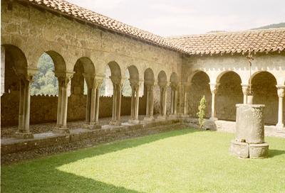 Le cloître de Saint-Bertrand de Comminges (Haute-Garonne, 18 Août 2002)